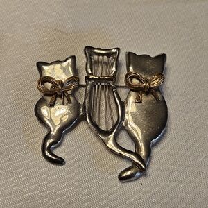 Vintage Silver-Toned Cat Brooch: Three Sitting Cats with Gold-Tone Ribbons